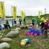 大きく育て！ 小学生と稚魚を放流