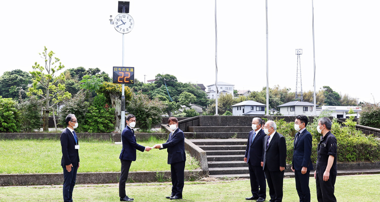 市民の健康を願い温度計付き電波時計を寄贈