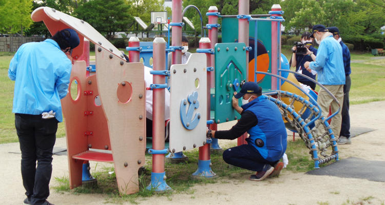 安全に楽しく遊べるように 公園遊具の清掃・点検