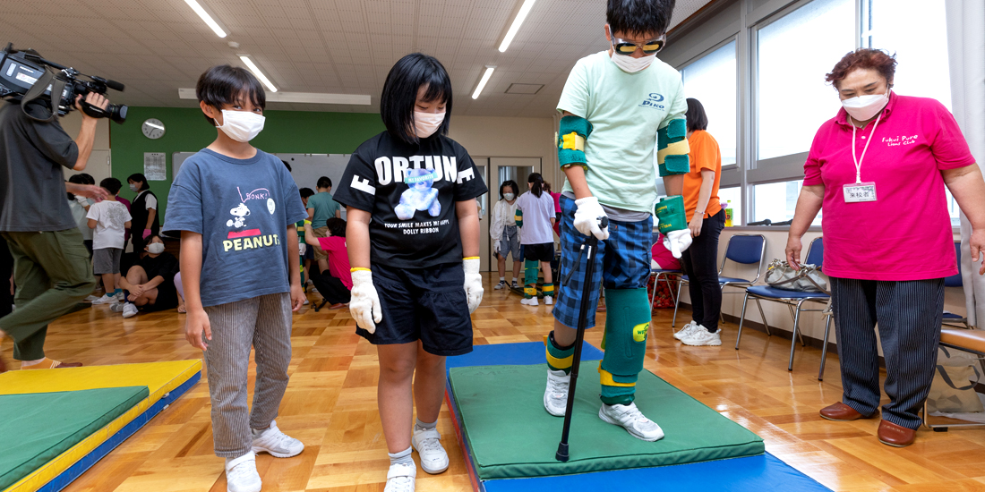 小学生の認知症サポーター養成と高齢者疑似体験