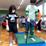 小学生の認知症サポーター養成と高齢者疑似体験