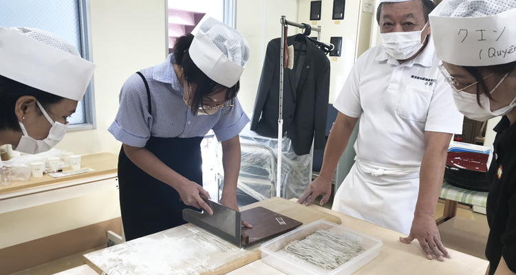 ベトナム人留学生のそば打ち体験会