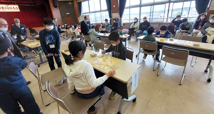 熱戦が繰り広げられた 少年少女将棋大会