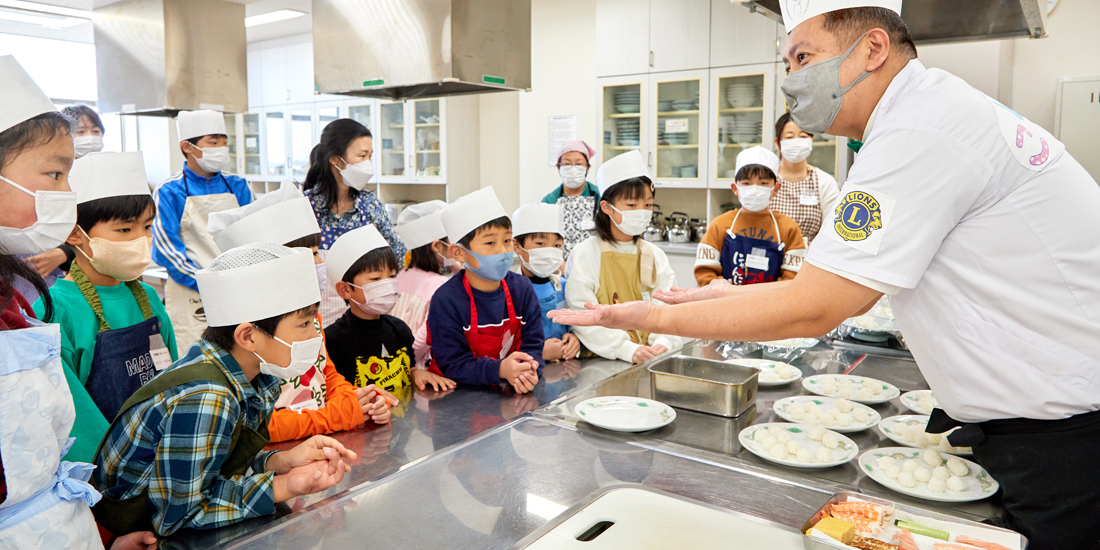 職人直伝ですしを握るライオンズ版こども食堂