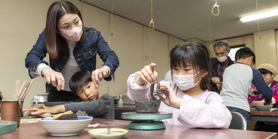 地域の歴史と文化に触れ家族そろって陶芸体験