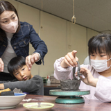 地域の歴史と文化に触れ家族そろって陶芸体験