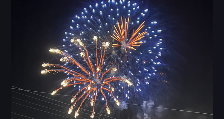 色鮮やかな花火で地域に明るい笑顔を