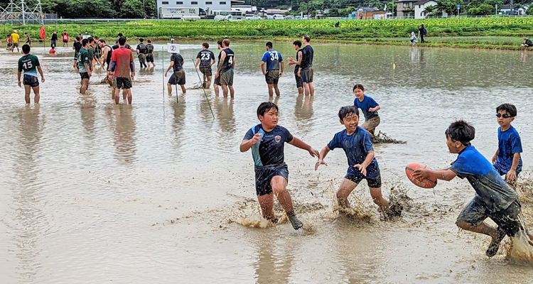 泥まみれでトライ! 田んぼラグビー大会