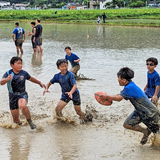 泥まみれでトライ! 田んぼラグビー大会