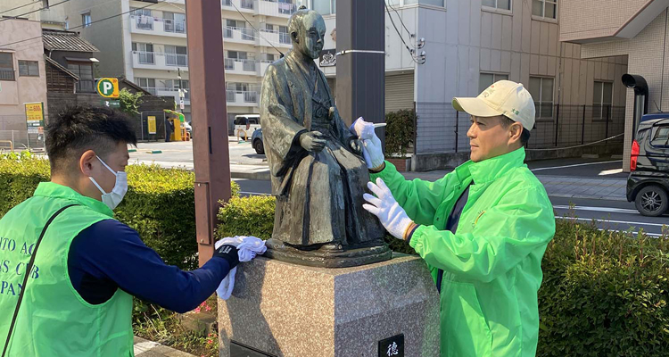 地域の歴史を伝える銅像を清掃