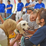 ウクライナからの避難親子 セラピー犬と触れ合う