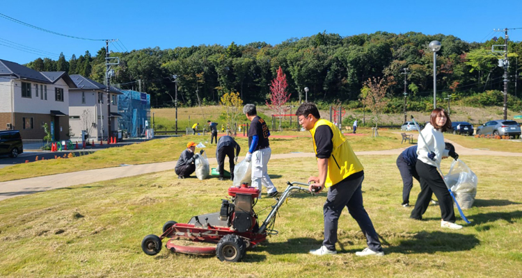 地域の環境美化のため 公園の除草作業を実施