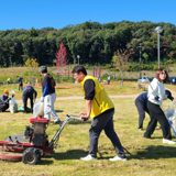 地域の環境美化のため 公園の除草作業を実施