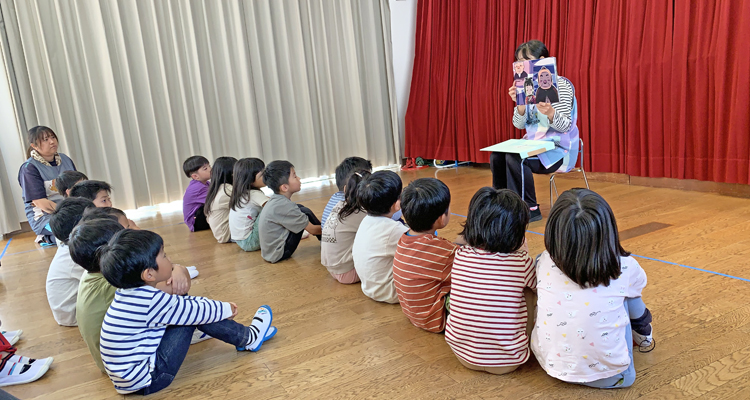 幼少時から防災意識を 防災紙芝居を幼稚園に贈呈