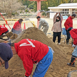 保育園砂場の消毒作業