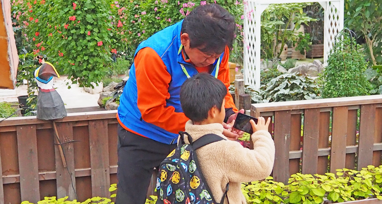 写真コンテストで施設の子らと触れ合い