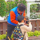 写真コンテストで施設の子らと触れ合い