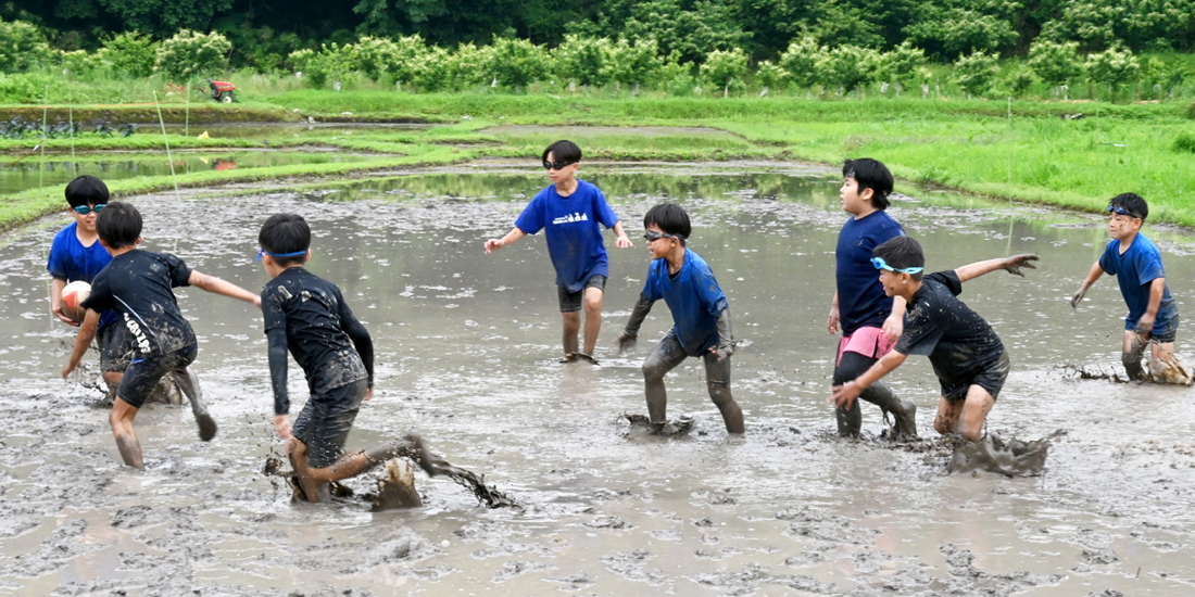 泥にまみれ笑顔はじける田んぼラグビー